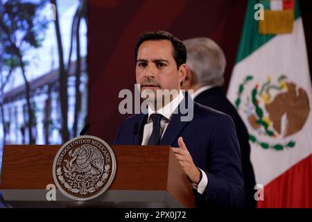 Mexiko-Stadt, Mexiko. 1. Mai 2023. El gobernador del Estado de Yucatan, Mauricio Vila Dosal, en la conferencia de prensa ante reporteros en el Palacio Nacional en la Ciudad de Mexico. Am 1. Mai 2023 in Mexiko-Stadt, Mexiko (Kreditbild: © Luis Barron/Eyepix via ZUMA Press Wire) NUR REDAKTIONELLE VERWENDUNG! Nicht für den kommerziellen GEBRAUCH! Kredit: ZUMA Press, Inc./Alamy Live News Stockfoto