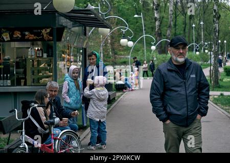 Voronesch, Russland. 01. Mai 2023. Bürger in der Nähe des Diner im Central Park von Dynamo am Tag der Solidarität der Arbeiter in Voronesch. Ende April bereiten sich russische Städte auf die Feiertage im Mai vor. Der wichtigste dieser Feiertage ist der Siegesfeiertag der UdSSR über Nazideutschland. Die Straßen von Voronesch Ende April waren mit roten Flaggen und Plakaten geschmückt, die den Krieg in der Ukraine unterstützten. Die Menschen führten ihr tägliches unpolitisches Leben fort. (Foto: Mihail Siergiejevicz/SOPA Images/Sipa USA) Guthaben: SIPA USA/Alamy Live News Stockfoto