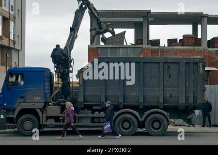 Voronesch, Russland. 01. Mai 2023. Verladung von Bauabfällen am Tag der Solidarität der Arbeiter in Voronesch. Ende April bereiten sich russische Städte auf die Feiertage im Mai vor. Der wichtigste dieser Feiertage ist der Siegesfeiertag der UdSSR über Nazideutschland. Die Straßen von Voronesch Ende April waren mit roten Flaggen und Plakaten geschmückt, die den Krieg in der Ukraine unterstützten. Die Menschen führten ihr tägliches unpolitisches Leben fort. (Foto: Mihail Siergiejevicz/SOPA Images/Sipa USA) Guthaben: SIPA USA/Alamy Live News Stockfoto