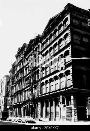 AJAXNETPHOTO. JULI 1975. NEW YORK, USA. - SOHO GUSSEISEN - GUSSEISENGERAHMTE GEBÄUDE IM SOHO (SOUTH OF HOUSTON STREET)-BEZIRK MANHATTAN. FOTO: JONATHAN EASTLAND/AJAXREF:232404 109. Stockfoto