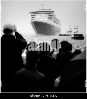 AJAXNETPHOTO. 26TH. DEZEMBER 2003. SOUTHAMPTON, ENGLAND. - MAJESTÄTISCH - CUNARD LINES NEUE KÖNIGIN MARY 2 STELLT EINEN MAJESTÄTISCHEN EINGANG ZU IHREM HEIMATHAFEN UNTER LEEREM WINTERHIMMEL HER. FOTO: JONATHAN EASTLAND/AJAX. REF.: 326122 8 Stockfoto