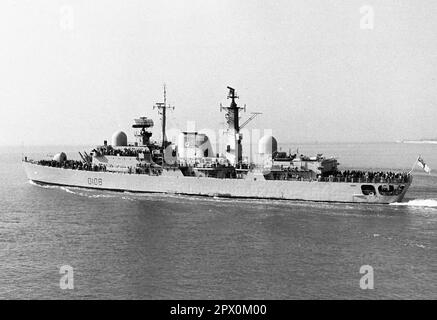 AJAXNETPHOTO. 10TH. APRIL 1984. PORTSMOUTH, ENGLAND. - TAGESAUSFLUG - SHEFFIELD-KLASSE (TYP 42/1&2) ZERSTÖRER HMS CARDIFF VERLÄSST PORTSMOUTH MIT ANGEHÖRIGEN DER CREW FÜR EINEN TAGESAUSFLUG UM DEN SOLENT. FOTO: JONATHAN EASTLAND/AJAX. REF.: 232404 80 Stockfoto