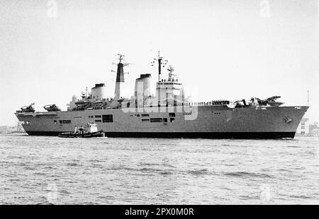 AJAXNETPHOTO. 1982. PORTSMOUTH, ENGLAND - UNBESIEGBARER FÄHRT AB - DER FLUGZEUGTRÄGER HMS UNBESIEGBARER VERLÄSST PORTSMOUTH AN DER SPITZE DER BRITISCHEN TASK FORCE, DIE AUF DEN SÜDATLANTIK UND DIE FALKLANDINSELN ZUSTEUERT. FOTO:AJAX NEWS PHOTOS REF:232404 85 Stockfoto