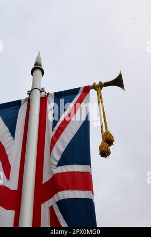 Weißer Lampenpfosten mit Union Jack und Goldtasken zur Krönung des Königs Stockfoto