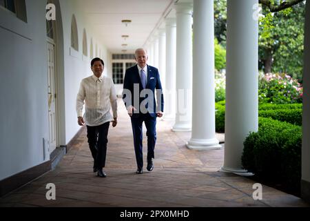 Washington, USA. 01. Mai 2023. Präsident Joe Biden mit Ferdinand R. Marcos Jr. Präsidentin der Republik der Philippinen und Frau Louise Araneta-Marcos, während ihres Treffens im Weißen Haus am Montag, den 1. Mai 2023. (Foto: Doug Mills/Pool/Sipa USA) Guthaben: SIPA USA/Alamy Live News Stockfoto