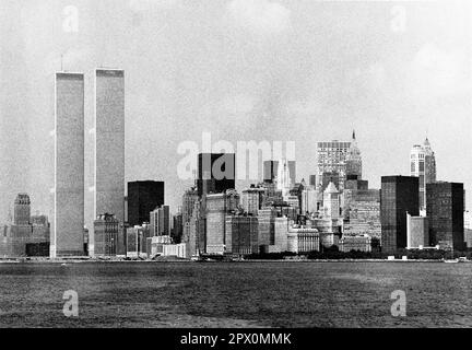 AJAXNETPHOTO. JULI 1975. NEW YORK, USA. - IKONISCHE SKYLINE VON LOWER MANHATTAN - VOM MEER AUS GESEHEN; ZWEI TÜRME DES WELTHANDELSZENTRUMS AUF DER LINKEN SEITE. FOTO: JONATHAN EASTLAND/AJAXREF: 232404 107 Stockfoto