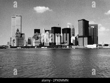 AJAXNETPHOTO. JULI 1975. NEW YORK, USA. - IKONISCHE SKYLINE VON LOWER MANHATTAN - VOM MEER AUS GESEHEN; ZWEI TÜRME DES WELTHANDELSZENTRUMS AUF DER LINKEN SEITE. FOTO: JONATHAN EASTLAND/AJAXREF: 232404 111 Stockfoto