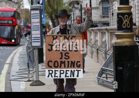 London, Großbritannien. 01. Mai 2023. Ein einziger Protestteilnehmer hat ein Plakat mit der Aufschrift "König Jesus kommt, Repent" auf Whitehall in Westminster, im Zentrum von London. Die Krönung von König Karl III. Und Königin Camilla findet am 6. Mai statt, wobei Zehntausende Menschen aus der ganzen Welt erwartet werden, die die Strecke zwischen Buckingham Palace und Westminster Abbey im Zentrum von London säumen. Kredit: SOPA Images Limited/Alamy Live News Stockfoto