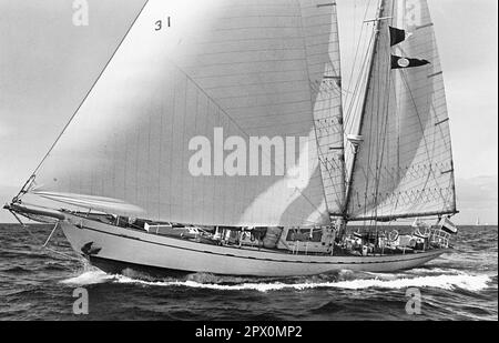 AJAXNETPHOTO. 2ND. MAI 1976. PLYMOUTH, ENGLAND. - NIEDERLÄNDISCHES TRAININGSSCHIFF - URANIA (NED) ZU BEGINN DES GROSSSEGLER-RENNENS.PHOTO:JONATHAN EASTLAND/AJAX REF:MX340 220605 61 Stockfoto