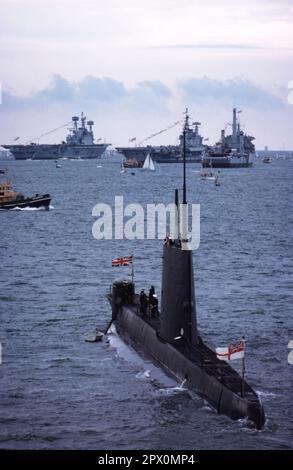 AJAXNETPHOTO. JUNI 1977. SPITHEAD, ENGLAND. - IN POSITION - U-BOOT HMS SEALION WÄHREND DER SILBERNEN JUBILÄUMSFLOTTE ÜBERPRÜFUNG DURCH H.M. DIE KÖNIGIN. FOTO: JONATHAN EASTLAND/AJAX. REF.: 906696 Stockfoto