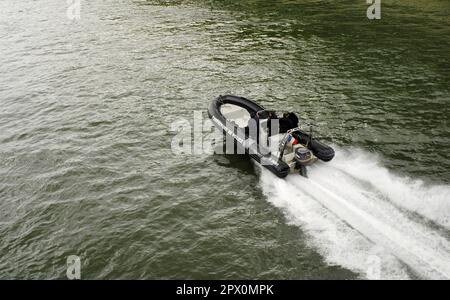 AJAXNETPHOTO. JUNI 2012. PARIS, FRANKREICH. - POLIZEI DER PRÄFEKTUR DE - FRANZÖSISCHE FLUSSPOLIZEI PATROUILLIERT DIE SEINE IM HERZEN DER STADT MIT HOHER GESCHWINDIGKEIT IN EINEM VON AUSSEN ANGETRIEBENEN RHIB (STARRES SCHLAUCHBOOT). STURM 750. FOTO: JONATHAN EASTLAND/AJAX REF:D121506 2803 Stockfoto