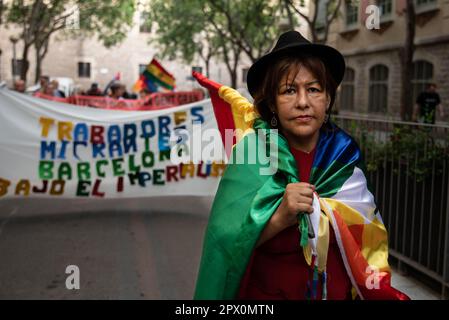 Barcelona, Spanien. 01. Mai 2023. Eine Demonstrantin trägt während des protestmarsches am Arbeitertag anlässlich des Internationalen Arbeitertags in Barcelona eine bolivianische und eine indigene Flagge. Tausende von Menschen aus verschiedenen sozialen Gruppen gingen am Nachmittag des Montag, den 1. Mai, auf die Straßen im Herzen von Barcelona, um zum Arbeitertag zu demonstrieren. (Foto: Ximena Borrazas/SOPA Images/Sipa USA) Guthaben: SIPA USA/Alamy Live News Stockfoto