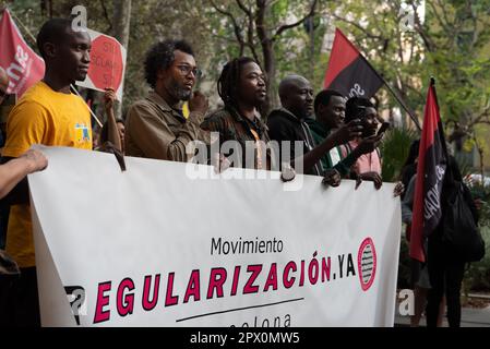 Barcelona, Spanien. 01. Mai 2023. Mitglieder des YA Regularisation Collective halten während eines Protests anlässlich des Internationalen Arbeitertags in Barcelona ein Banner. Tausende von Menschen aus verschiedenen sozialen Gruppen gingen am Nachmittag des Montag, den 1. Mai, auf die Straßen im Herzen von Barcelona, um zum Arbeitertag zu demonstrieren. (Foto: Ximena Borrazas/SOPA Images/Sipa USA) Guthaben: SIPA USA/Alamy Live News Stockfoto