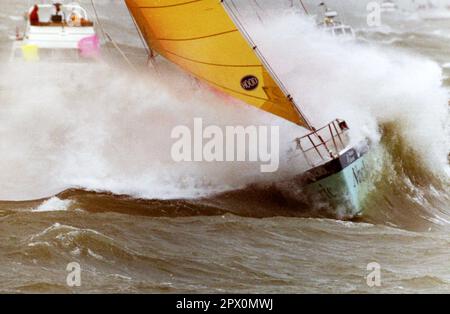 AJAXNETPHOTO. 1996. SOLENT, ENGLAND. - BT GLOBAL CHALLENGE RACE START - NUKLEARE ELEKTRISCHE KÄMPFE DURCH STURM-GEGENWIND UND SCHWERE SEE, UM DEN OFFENEN OZEAN ZU ERREICHEN. FOTO: JONATHAN EASTLAND/AJAX. REF.: 1331081 583 Stockfoto