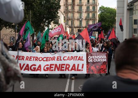 Barcelona, Spanien. 01. Mai 2023. Demonstranten halten während eines Protests anlässlich des Internationalen Arbeitertags in Barcelona Flaggen und ein Banner. Tausende von Menschen aus verschiedenen sozialen Gruppen gingen am Nachmittag des Montag, den 1. Mai, auf die Straßen im Herzen von Barcelona, um zum Arbeitertag zu demonstrieren. (Foto: Ximena Borrazas/SOPA Images/Sipa USA) Guthaben: SIPA USA/Alamy Live News Stockfoto