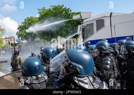 Französische Polizeiwasserkanone, begleitet von Gendarmen in Aufruhr-Ausrüstung, die Demonstranten am Ende eines Protests gegen die Rentenreform abschütteln Stockfoto