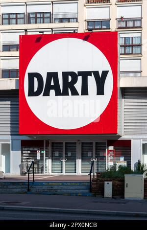 Eintritt zu einem Darty Store, einem französischen Unternehmen, das sich auf den Einzelhandel mit Haushaltsgeräten, Computer, Telefon und audiovisuellen Geräten spezialisiert hat Stockfoto
