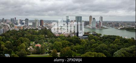 Panoramablick auf den Hafen von Rotterdam und die hohen Gebäude, die ihn umgeben, von der Spitze des Euromast-Turms Stockfoto