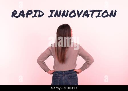 Schild mit Rapid Innovation, Wort für Merkmal einer Website, die Suchmaschinenalgorithmen verwendet Stockfoto