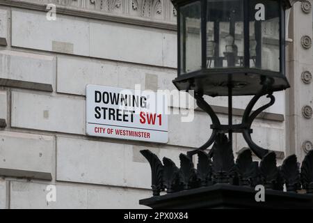 London, Großbritannien. 01. Mai 2023. Ein Straßenschild auf der Downing Street in Westminster, im Zentrum von London. (Foto: Steve Taylor/SOPA Images/Sipa USA) Guthaben: SIPA USA/Alamy Live News Stockfoto