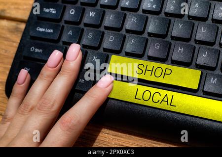 Textzeichen mit „Shop Local“, Konzept bedeutet, dass vor Ort hergestellte Waren und Dienstleistungen bevorzugt gekauft werden Stockfoto