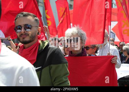 Konak, Izmir - Türkei - 05,01,2023: Gewerkschaften und politische Parteien feiern den 1. Mai, den Internationalen Tag der Arbeiter in Izmir, Türkei. Stockfoto