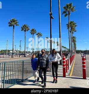 Orlando, FL, USA - 27. November 2021: Menschen, die in die Hollywood Studios Walt Disney World in Orlando, Florida, gehen. Stockfoto