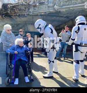 Orlando, FL USA - 28. Februar 2020: Sturm-Troopers im Gespräch mit einer älteren Frau im Star Wars-Bereich in den Hollywood Studios Walt Disney World in Orlando, Stockfoto