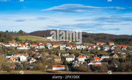 Dorf Ritzing Burgenland mit Nachmittagswolken am Himmel Stockfoto