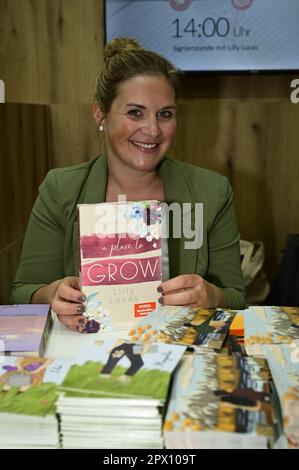 Lilly Lucas bei der Signierstunde auf der Leipziger Buchmesse 2023. Leipzig, 29.04.2023 Stockfoto