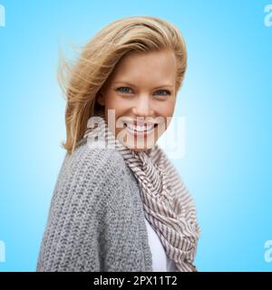 Auf Blau... aber ich fühle mich nie blau. Abgeschnittenes Porträt einer attraktiven jungen Frau vor blauem Hintergrund. Stockfoto