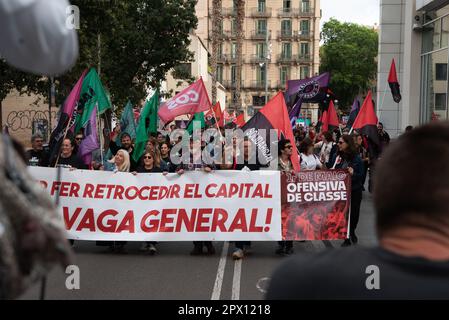 Barcelona, Spanien. 01. Mai 2023. Demonstranten halten während eines Protests anlässlich des Internationalen Arbeitertags in Barcelona Flaggen und ein Banner. Tausende von Menschen aus verschiedenen sozialen Gruppen gingen am Nachmittag des Montag, den 1. Mai, auf die Straßen im Herzen von Barcelona, um zum Arbeitertag zu demonstrieren. Kredit: SOPA Images Limited/Alamy Live News Stockfoto