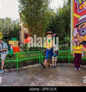 Orlando, FL USA-27. November 2019: Woody aus dem Film Toy Story possing für ein Foto in den Hollywood Studios in Orlando, Florida. Stockfoto