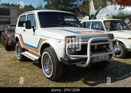 FINOWFURT, DEUTSCHLAND - 22. APRIL 2023: Sowjetischer Geländewagen Lada Niva. Treffen der Fans von Retro-Autos des Ostblocks (Ostfahrzeugtreffen). Stockfoto