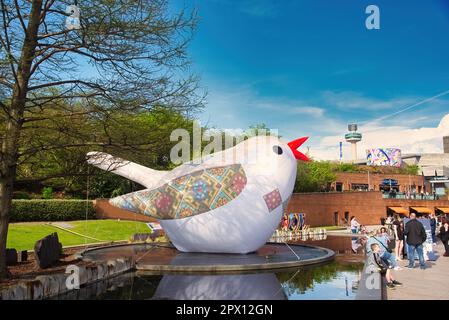 Liverpool, Großbritannien. 29. April 2023. Menschen genießen das wärmere Wetter von einem Soloveiko Songbird in Liverpool City. Die Vögel repräsentieren 12 verschiedene Regionen der Ukraine und sind in Liverpool, um dem Publikum während des Eurovision Song Contest ihren Song zu präsentieren. Kredit: SOPA Images Limited/Alamy Live News Stockfoto