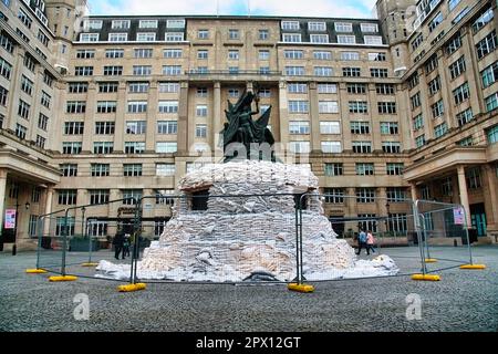 Liverpool, Großbritannien. 29. April 2023. Das Nelson Monument in Exchange Flags, Liverpool, wurde mit 2.500 Sandsäcken bedeckt, um die Art und Weise nachzubilden, wie Statuen in der Ukraine vor Bombardierung geschützt werden, Im Rahmen des Eurofestivals im Vorfeld des Eurovision Song Contest, der letztes Jahr von der Ukraine gewonnen wurde, die aufgrund des anhaltenden Krieges mit Russland in diesem Jahr keine Konsortien ausrichten kann. Kredit: SOPA Images Limited/Alamy Live News Stockfoto