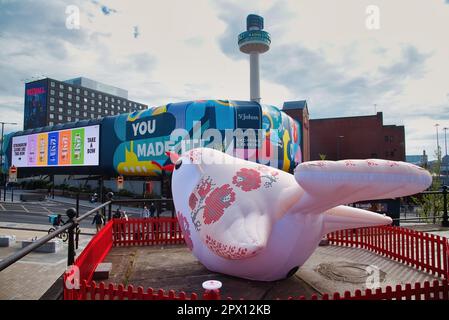Liverpool, Großbritannien. 29. April 2023. Ein beleuchteter Soloveiko Songbird in Liverpool mit dem St. Johns Tower im Hintergrund. 12 Soloveiko-Singvögel, die verschiedene Regionen der Ukraine repräsentieren, jedes mit seinem eigenen Erscheinungsbild und Sound an verschiedenen Orten in der Stadt Liverpool. Kredit: SOPA Images Limited/Alamy Live News Stockfoto