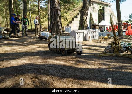 RC-Modell eines halbgleisigen Militärfahrzeugs SD.Kfz. 7. Treffen der Fans von Retro-Autos des Ostblocks (Ostfahrzeugtreffen). Stockfoto