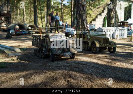 RC-Modelle eines halbspurigen Militärfahrzeugs SD.Kfz. 7 und SD.Kfz.3a Maultier. Treffen der Fans von Retro-Autos des Ostblocks (Ostfahrzeugtreffen). Stockfoto