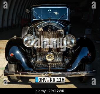 FINOWFURT, DEUTSCHLAND - 22. APRIL 2023: Oldtimer-Luxusauto Rolls-Royce. Treffen der Fans von Retro-Autos des Ostblocks (Ostfahrzeugtreffen). Stockfoto