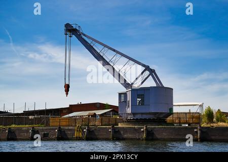 Der alte Portkranich im Hafen von Lübeck als Museum Stockfoto