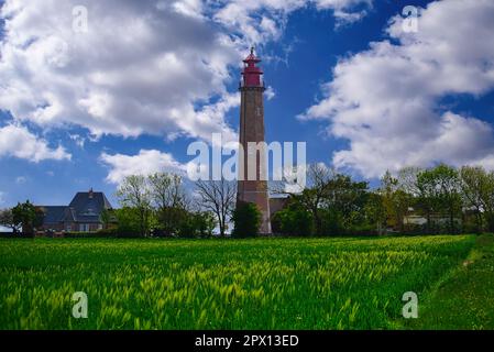 Mit Blick auf den Leuchtturm von Fluegge befindet er sich im Südwesten der Insel Fehmarn und ist der höchste Leuchtturm der Insel Stockfoto