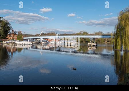 Die Ferry Lane Road Bridge (Cookham Bridge) über die Themse in Cookham, Maidenhead, Berkshire, Großbritannien. Stockfoto