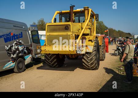 FINOWFURT, DEUTSCHLAND - 22. APRIL 2023: Sowjetischer Schwerlasttraktor Kirovets K-701. Treffen der Fans von Retro-Autos des Ostblocks (Ostfahrzeugtreffen). Stockfoto