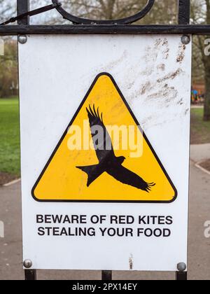 Schild „Vorsicht vor Red Kites, die Ihr Essen stehlen“ an einem Zaun in Windsor, Großbritannien. Stockfoto