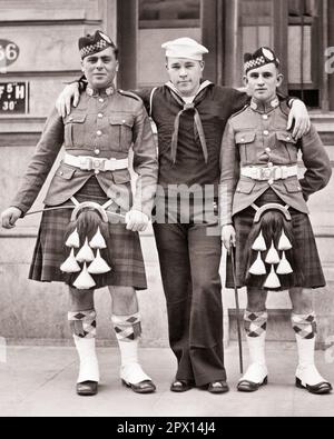 1940S AMERIKANISCHER SEEMANN IN UNIFORM MIT ZWEI MITGLIEDERN DER SCHOTTISCHEN ARGYLL & SUTHERLAND HIGHLANDERS IN ENGLAND IM JAHR WW2 - Q75039 CPC001 HARS WELTKRIEG STOLZ WELTKRIEG ZWEITER WELTKRIEG GLEN-UNIFORMEN-TRUPPEN GLENGARRY SCHOTTISCH FREUNDLICHE MITGLIEDER MARSCHIEREN SPORRANS STILVOLLER WELTKRIEG 2 KILTS MITTELERWACHSENER MANN-POSIERTER SUTHERLAND-ZUSAMMENSEIN, JUNGER ERWACHSENER SCHWARZ-WEISS WEISS, WEISS, ALTMODISCH Stockfoto