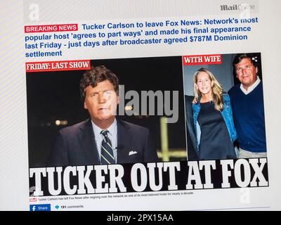Reaktion auf die Website von Daily Mail Online mit Eilmeldung nach der Entlassung des Moderators Tucker Carlson durch Fox News am 24. April 2023. Stockfoto