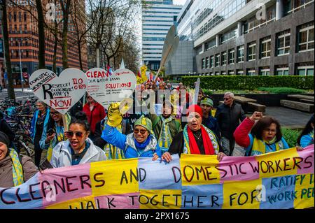 Hausangestellte werden dabei gesehen, wie sie Slogans schreien, um ihre Arbeit zu unterstützen. Am Tag des Internationalen Arbeitertags, auch als Tag der Arbeit bekannt, marschierten die Menschen in Amsterdam, um faire Arbeitsbedingungen wie einen Mindestlohn von 14 Euro pro Stunde, unbefristete Verträge, guten sozialen Wohnraum, ein gutes Rentensystem, freien Zugang zu vollständiger (psychischer) Gesundheitsversorgung und kostenlose Bildung zu fordern. Tausende von Menschen nahmen die Straßen von Amsterdam ein. In den Niederlanden führt der Tag der Arbeit in der Regel nicht zu Störungen. (Foto: Ana Fernandez/SOPA Images/Sipa USA) Stockfoto