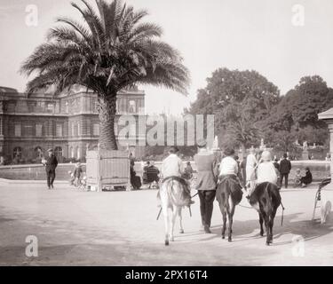 1920S KINDER REITEN PONYS LUXEMBOURG GARDENS PARIS FRANKREICH - R4337 HAR001 HARS SCENIC MALE PONY TRANSPORTATION EUROPE B&W ADVENTURE EUROPEAN FREIZEITPARK FREIZEITPARK FREIZEITANGEBOTE RÜCKBLICK BESETZUNGEN PALAST HINTER DEN STÄDTEN GÄRTEN ÖFFENTLICHER PARK PALME LUXEMBURG PALAIS RÜCKSEITE SEHEN SIE MARIE DE MEDICI AUF DEM SCHWARZ-WEISSEN GRAND BASIN HAR001 ALTMODISCHEN PONYS Stockfoto