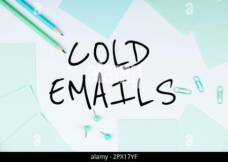Text mit Inspiration kalte E-Mails, ein Wort, das auf unerbetenen E-Mails geschrieben ist, die ohne vorherigen Kontakt an einen Empfänger gesendet wurden Stockfoto